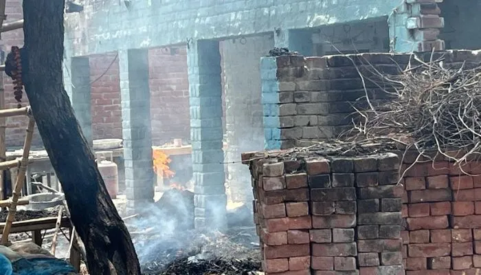 Unnao Fire : शादी वाले घर में लगी आग, घटना से मची अफरा-तफरी, तीन बकरियां जलीं व तीन लोग झुलसे
