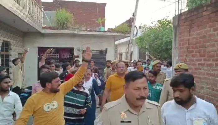 UP Nikay Chunav 2023 : Unnao में मतदान समापन के समय भारी बवाल, पुलिस को भांजनी पड़ी लाठियां, पढ़ें- पूरी खबर