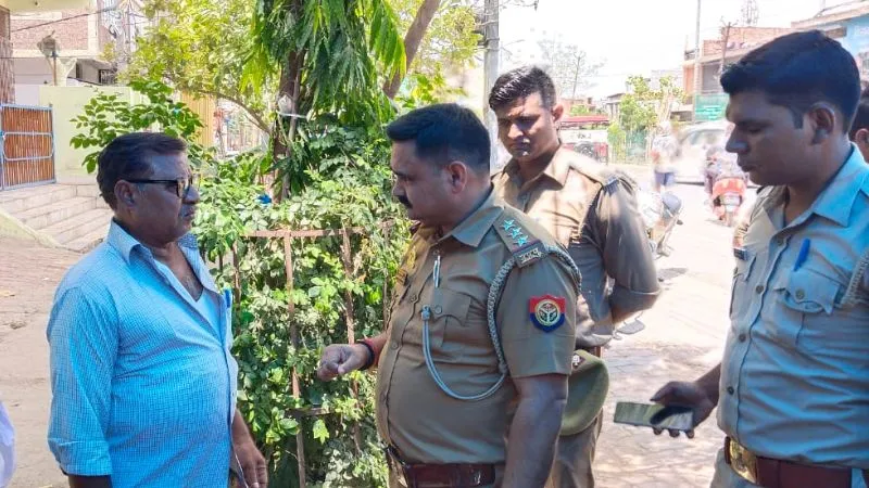 Unnao News: गंगाघाट में दिनदहाड़े दंपति से एक लाख लूटे, बैंक से पैसे निकाल कर जा रही थी घर, जांच में जुटी पुलिस