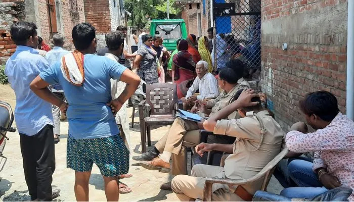 Unnao Suicide : तीन ने फांसी लगाकर की खुदकुशी, परिजन बोले- 70 हजार रुपये बिजली बिल आने से थी परेशान