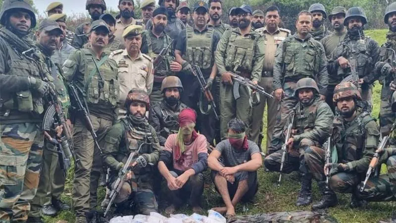 जम्मू-कश्मीर में नशीले पदार्थ, बारूद और हथियारों के साथ तीन गिरफ्तार 