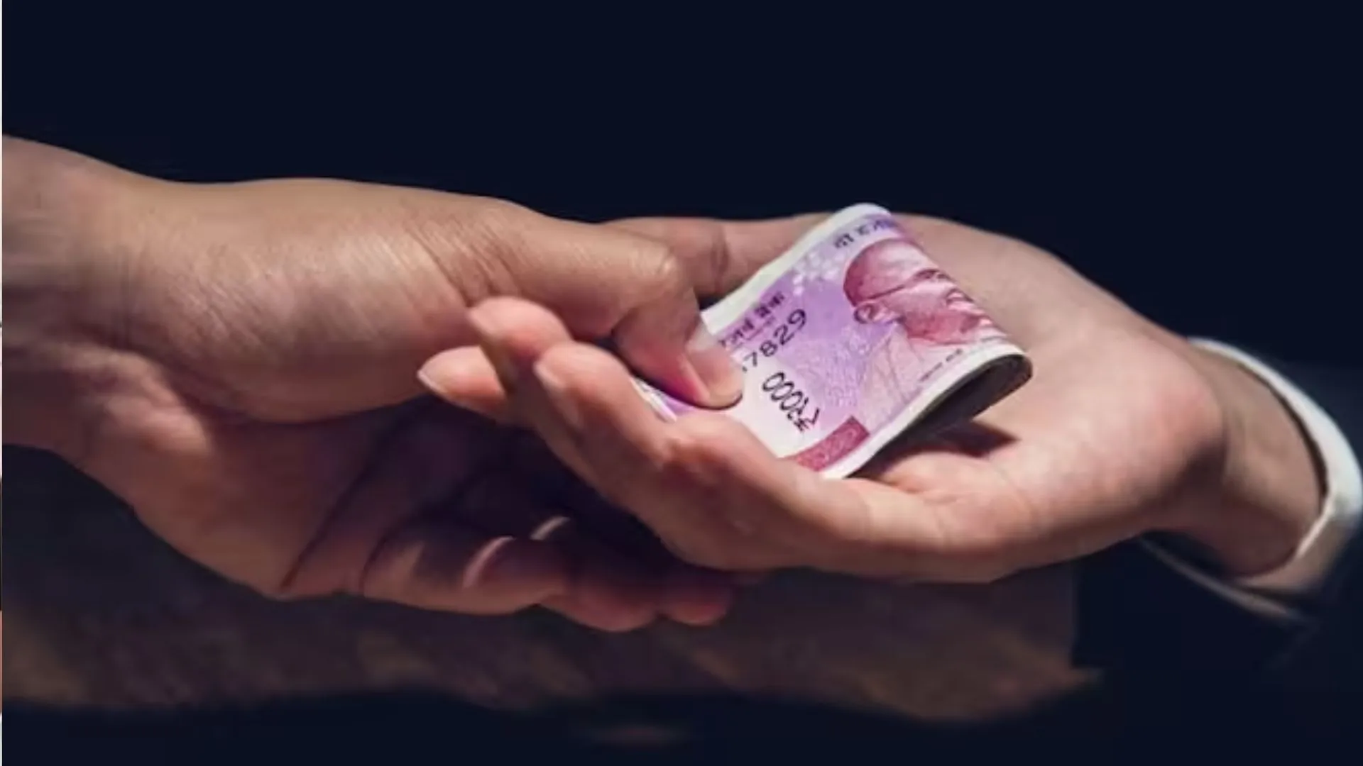 बरेली: किसान से 10 हजार रुपए रिश्वत लेते लेखपाल को एंटी करप्शन टीम ने रंगे हाथों दबोचा 