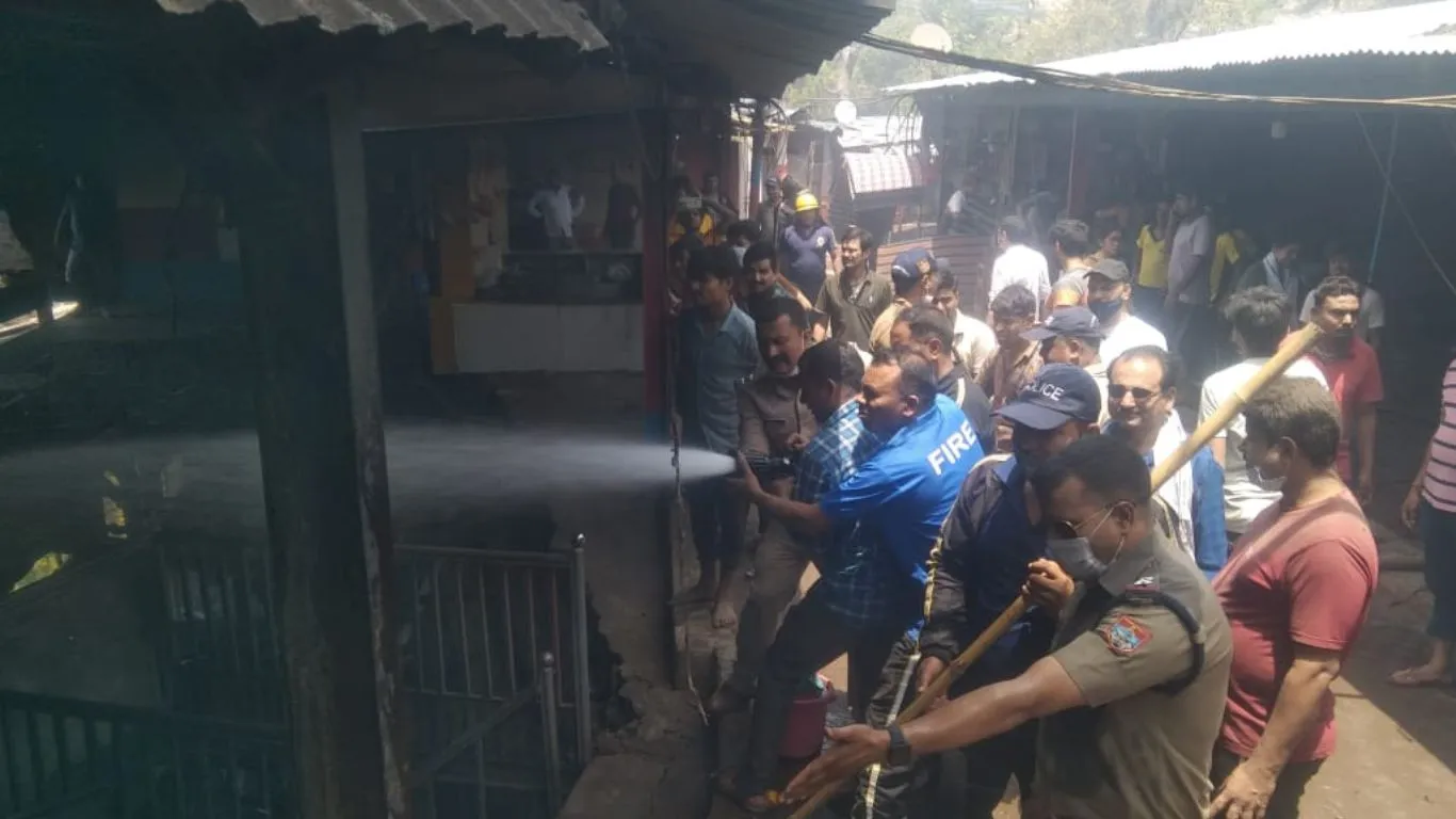 Tanakpur News : पूर्णागिरि क्षेत्र के कालिका मंदिर के पास दुकान में लगी आग, लाखों का सामान जलकर राख