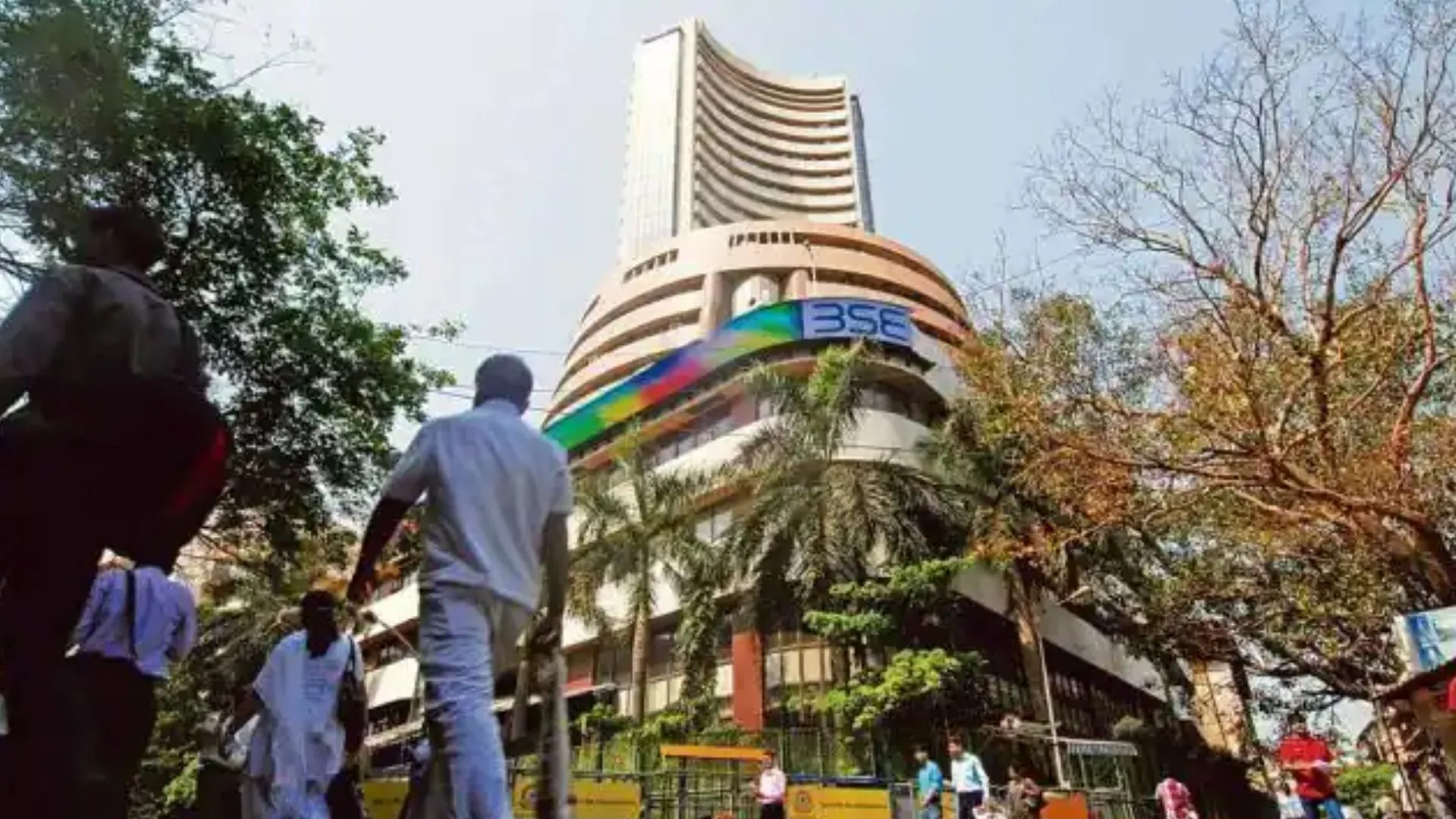 शेयर बाजार शुरूआती कारोबार में मजबूत, सेंसेक्स 395 अंक चढ़ा 