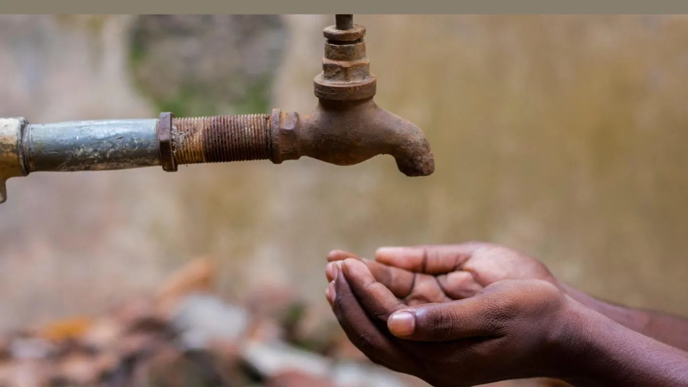 Haldwani News : पेयजल लाइन क्षतिग्रस्त होने से नहीं मिल रहा पानी, निजी खर्चे पर निर्भर लोग