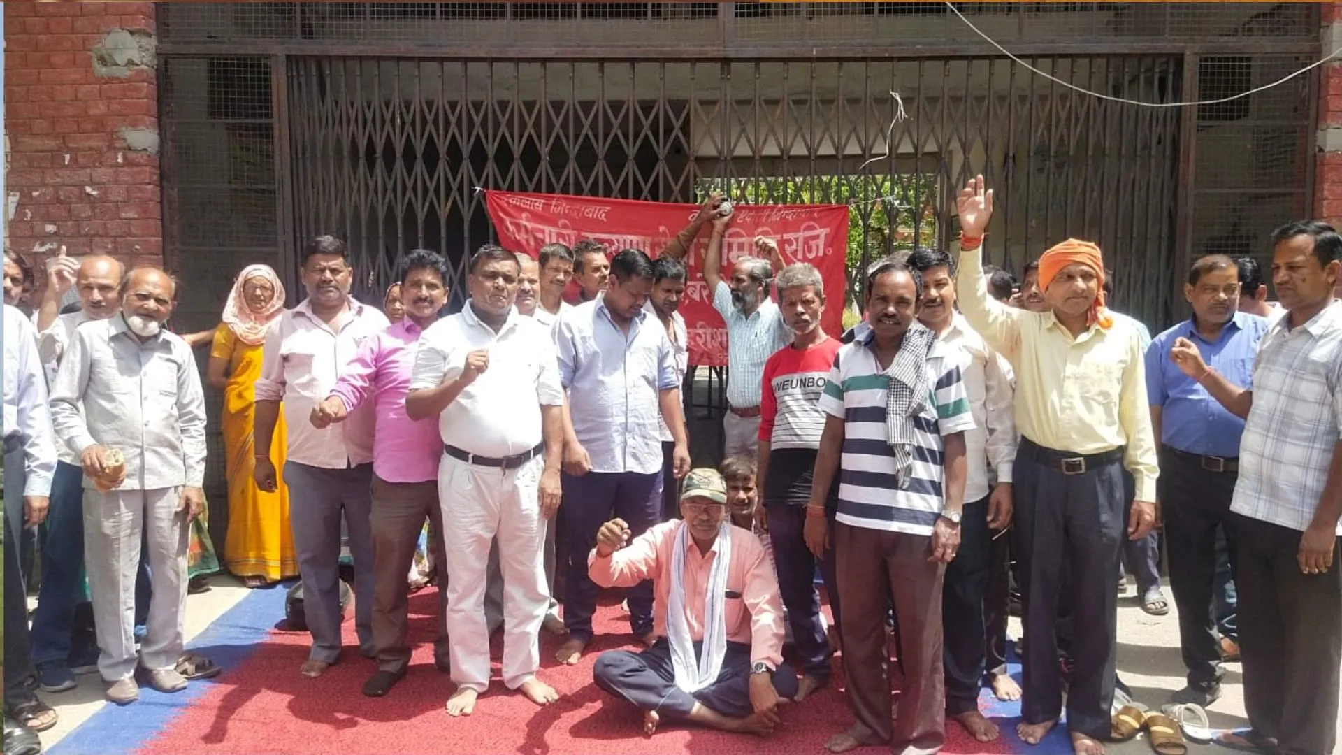 बरेली कॉलेज में अस्थाई कर्मचारियों ने जड़ा ताला, अपनी मांगों को लेकर लंबे समय से हैं आंदोलित