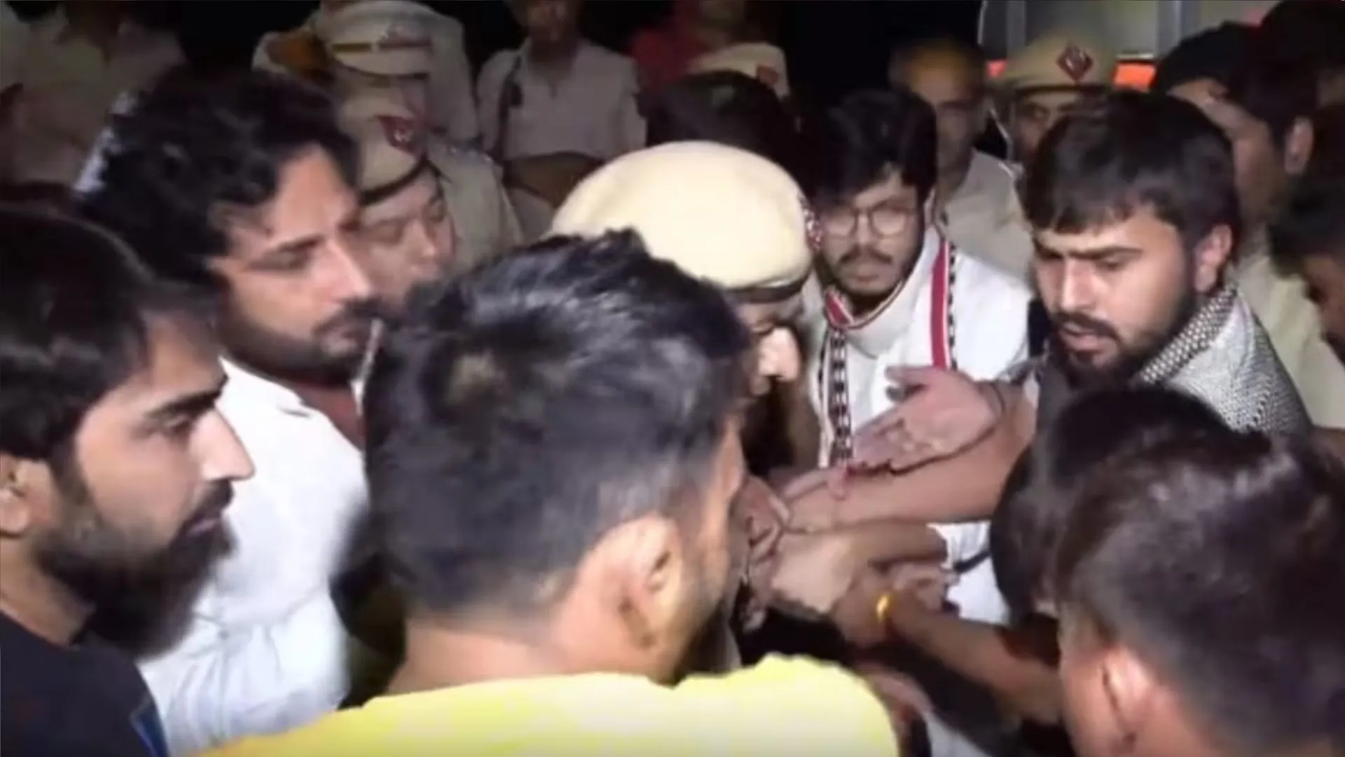 Wrestlers Protest: दिल्ली के जंतर-मंतर पर हंगामा, प्रदर्शन कर रहे पहलवानों और पुलिस के बीच धक्का-मुक्की