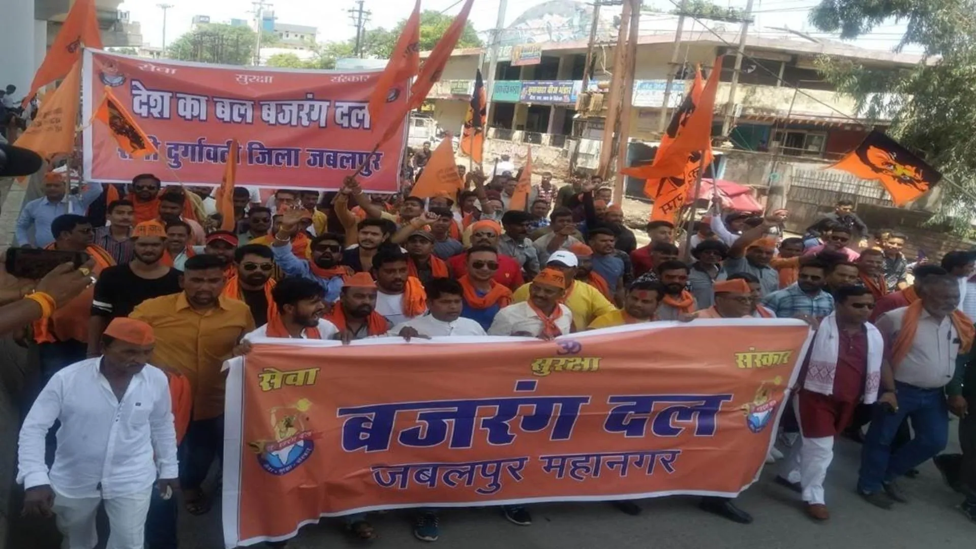 मध्यप्रदेश :  बजरंग दल के कार्यकर्ताओं ने कांग्रेस कार्यालय में की तोड़फोड़ 