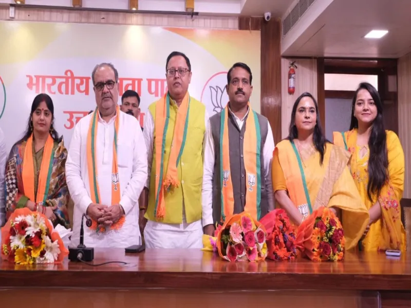 लखनऊ: निकाय चुनाव के मतदान से पहले सपा को बड़ा झटका, पूर्व मंत्री हेमराज वर्मा ने ली BJP की सदस्यता