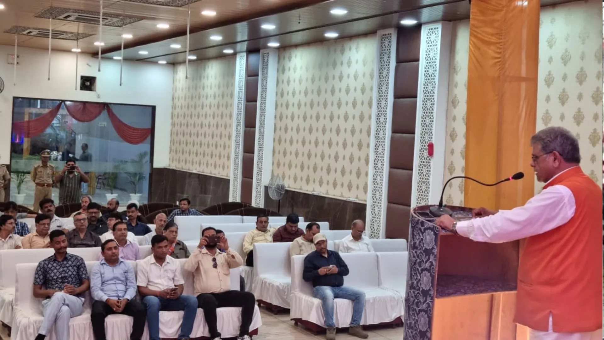 पीलीभीत: भाजपा प्रत्याशी जब नहीं जुटा पाई भीड़ तो वनमंत्री के सामने हुई फजीहत, देखें VIDEO 