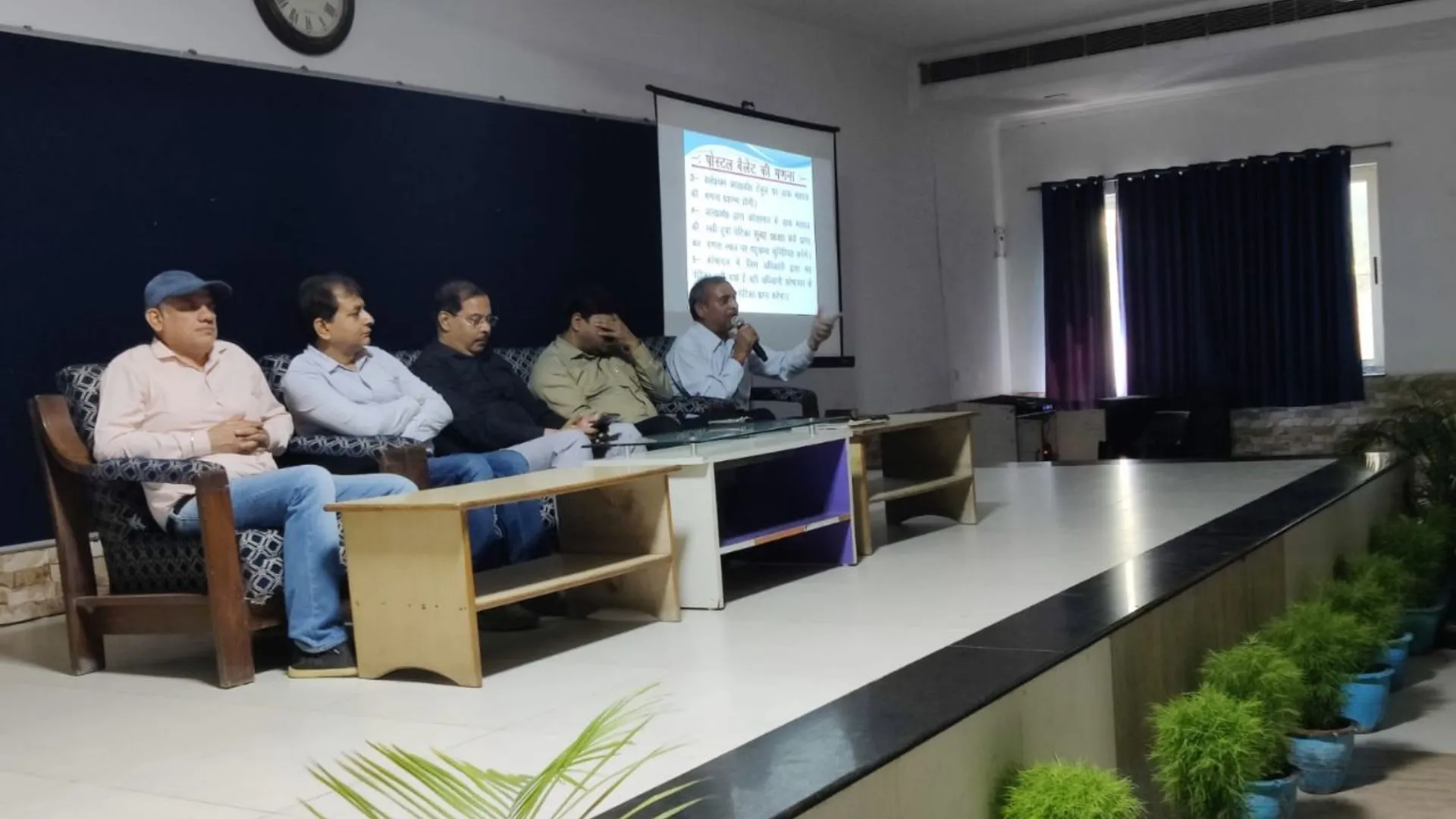 पीलीभीत: मतगणना प्रशिक्षण कार्यक्रम के दौरान सहायक अध्यापक के लड़खड़ाए कदम, जानिए फिर क्या हुआ