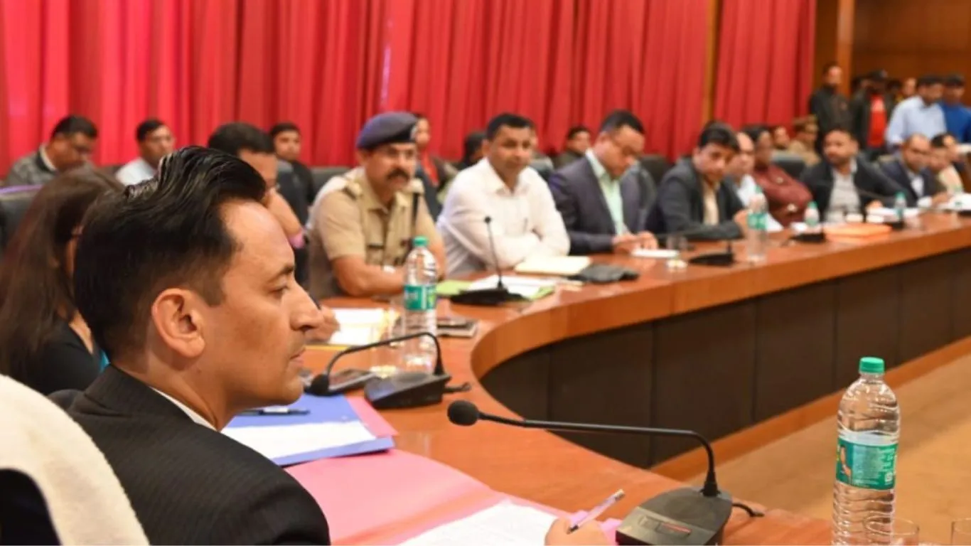 Haldwani News: दिसंबर तक बन जाएगा रुद्रपुर-काठगोदाम हाइवे, मंडलायुक्त दीपक रावत ने की समीक्षा बैठक