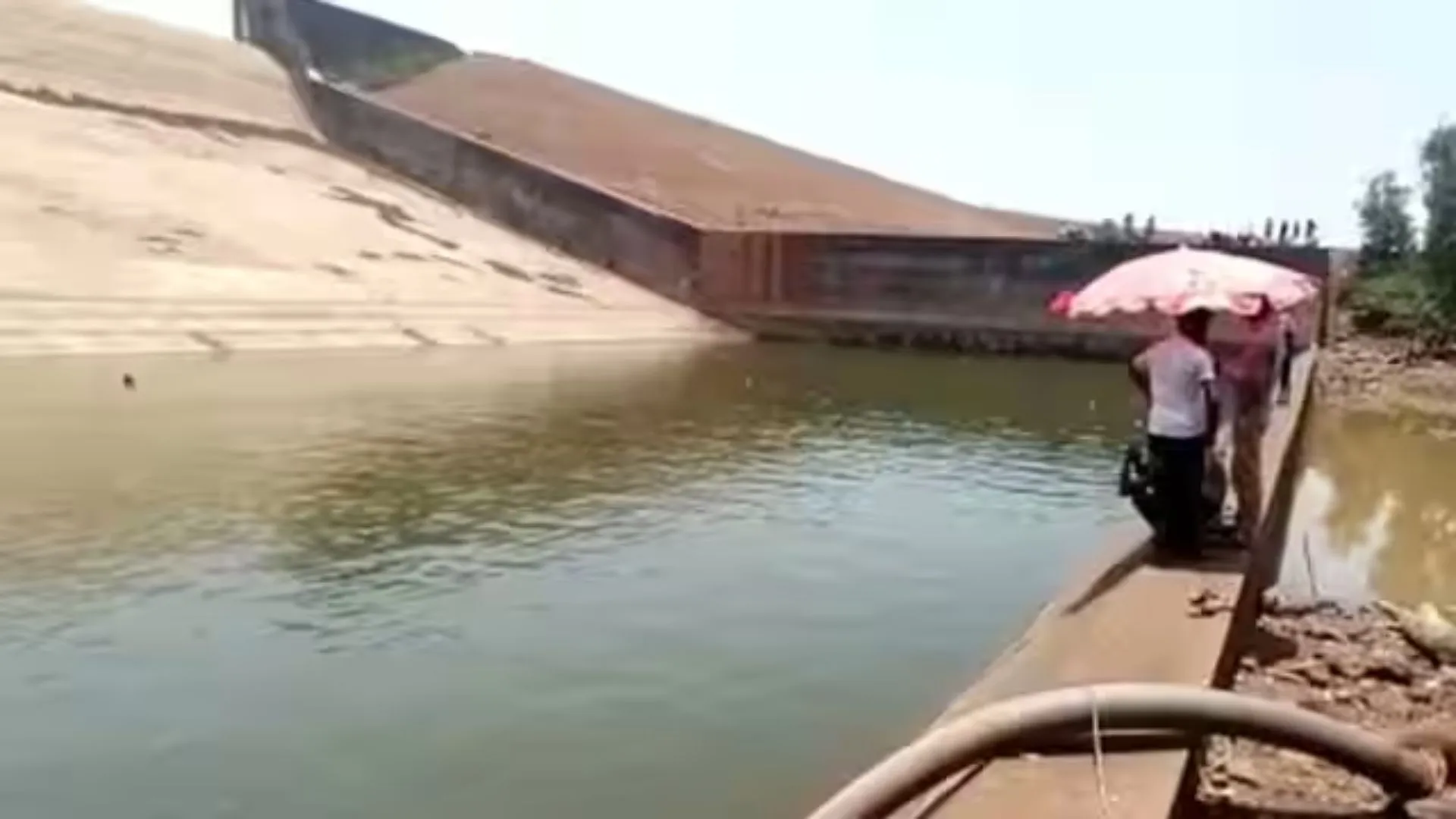  छत्तीसगढ़: मोबाइल फोन के लिए पानी की बर्बादी, तीन अधिकारियों के खिलाफ मामला दर्ज