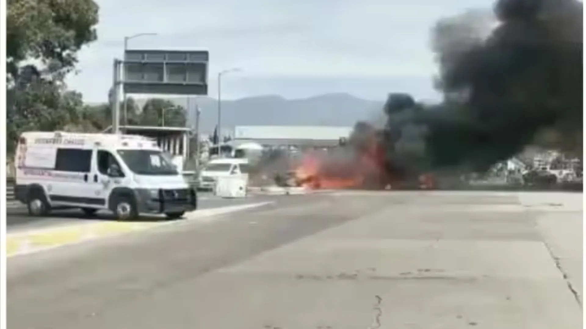 मेक्सिको के उत्तरी क्षेत्र में मालवाहक ट्रक और वैन की भीषण टक्कर में 26 लोगों की मौत 