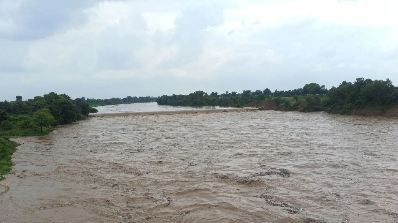 Haridwar News : नदी के बीच फंसे लोग, देवदूत बनी पुलिस, सभी को सुरक्षित निकाला