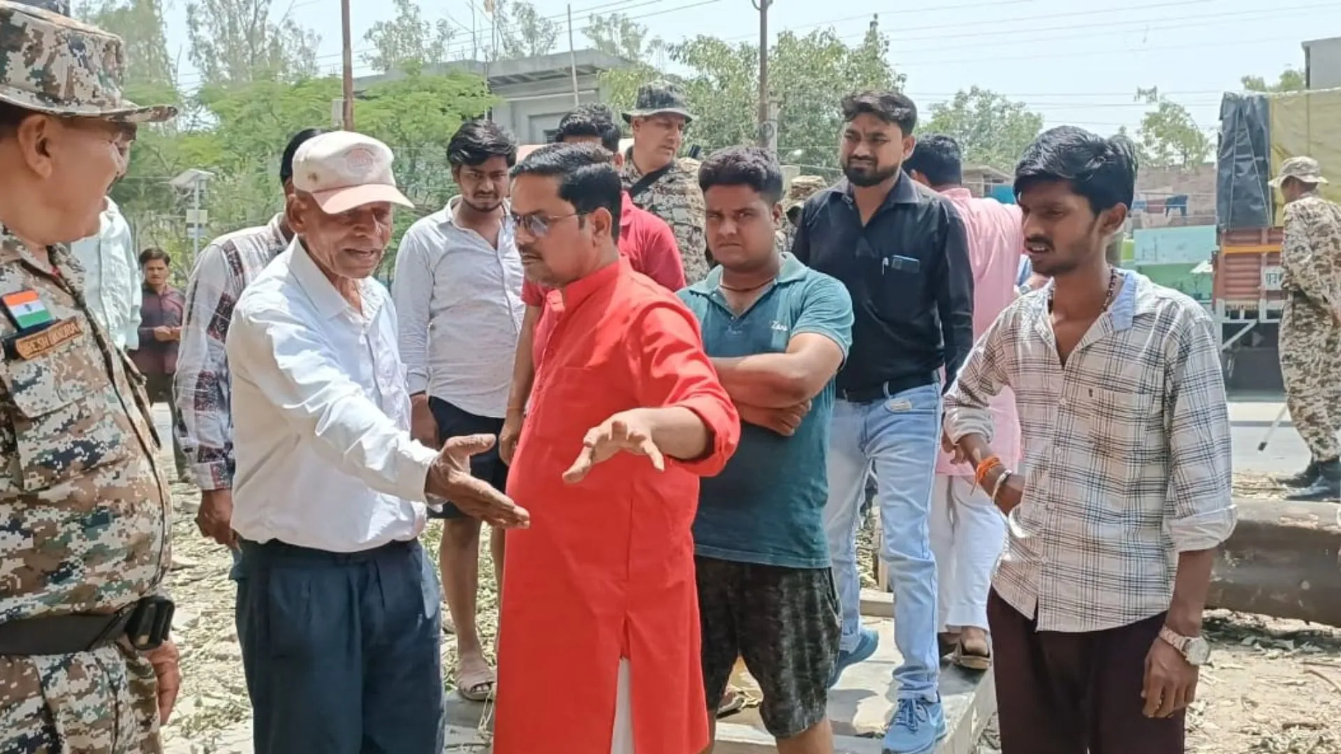 बरेली: ब्रह्मदेव मंदिर की मठिया और पीपल का पेड़ हटाने पहुंची BDA की टीम का लोगों ने किया विरोध 