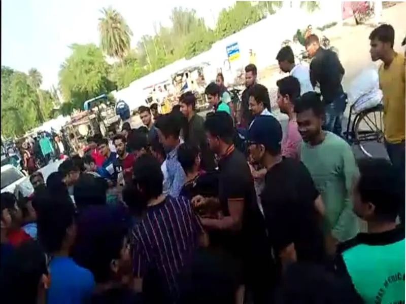 बहराइच: मेडिकल कॉलेज के छात्रों ने सहायक अध्यापक को जमकर पीटा, केस दर्ज, जानें पूरा मामला, देखें Video