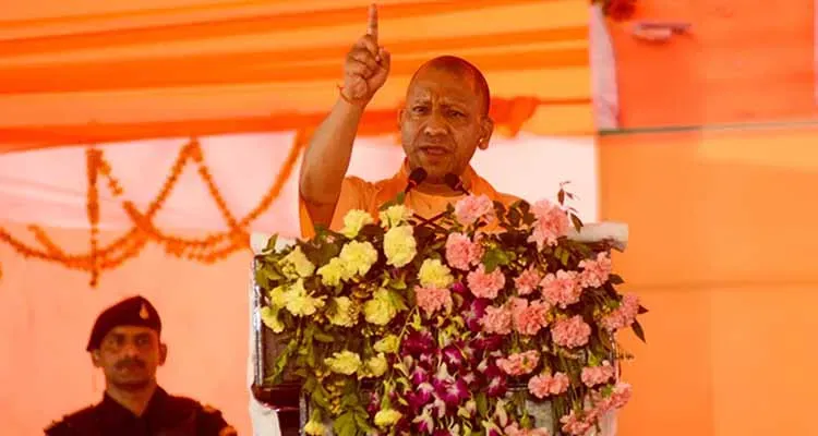 CM योगी आदित्यनाथ ने कांग्रेस पर हिंदू आस्था का ‘मजाक’ बनाने का लगाया आरोप 