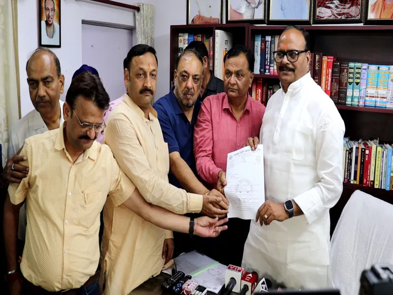 डिप्टी CM ब्रजेश पाठक से लखनऊ व्यापार मंडल ने की मुलाकात, BJP मेयर प्रत्याशी सुषमा खर्कवाल को दिया समर्थन