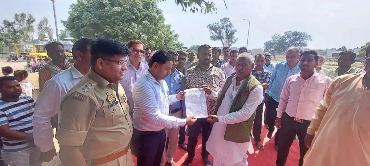 पीलीभीत: भाजपा विधायक के पिता पूर्व मंत्री धरने पर बैठे, बोले- कोतवाल हटाओ