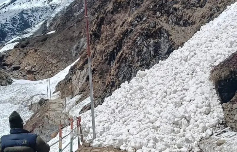 देहरादून: केदारनाथ मार्ग पर भैंरों गधेरे के पास टूटा ग्लेशियर मार्ग बंद, देखें वीडियो