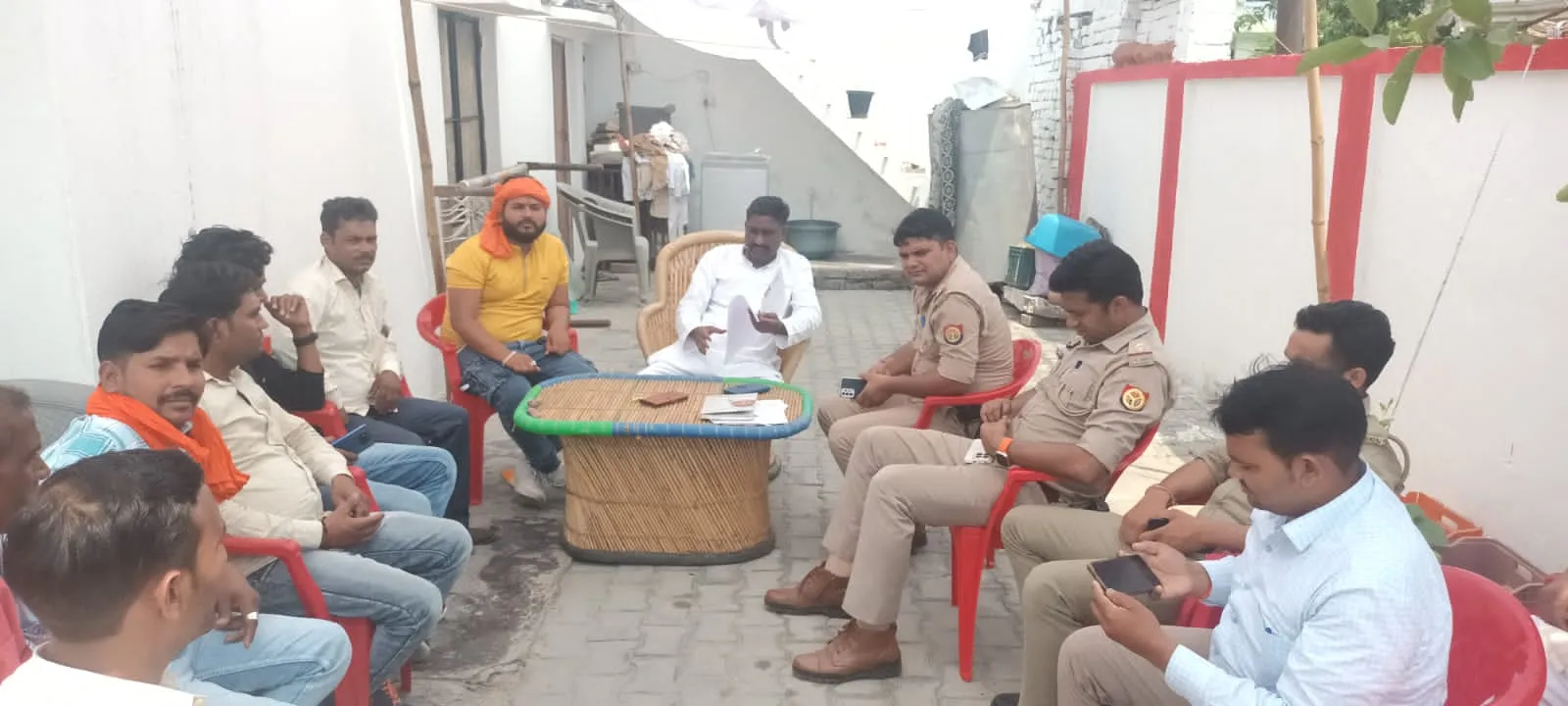 मेरठ: मुख्यमंत्री को ज्ञापन देने जा रहे पूर्व मंत्री को किया नजर बंद, पुलिस से तीखी नोक झोंक