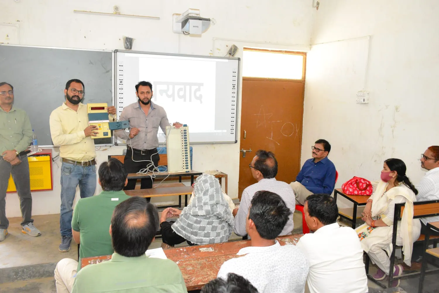 बरेली: मतदान कर्मियों को ईवीएम से कराये जा रहे प्रशिक्षण का किया निरीक्षण