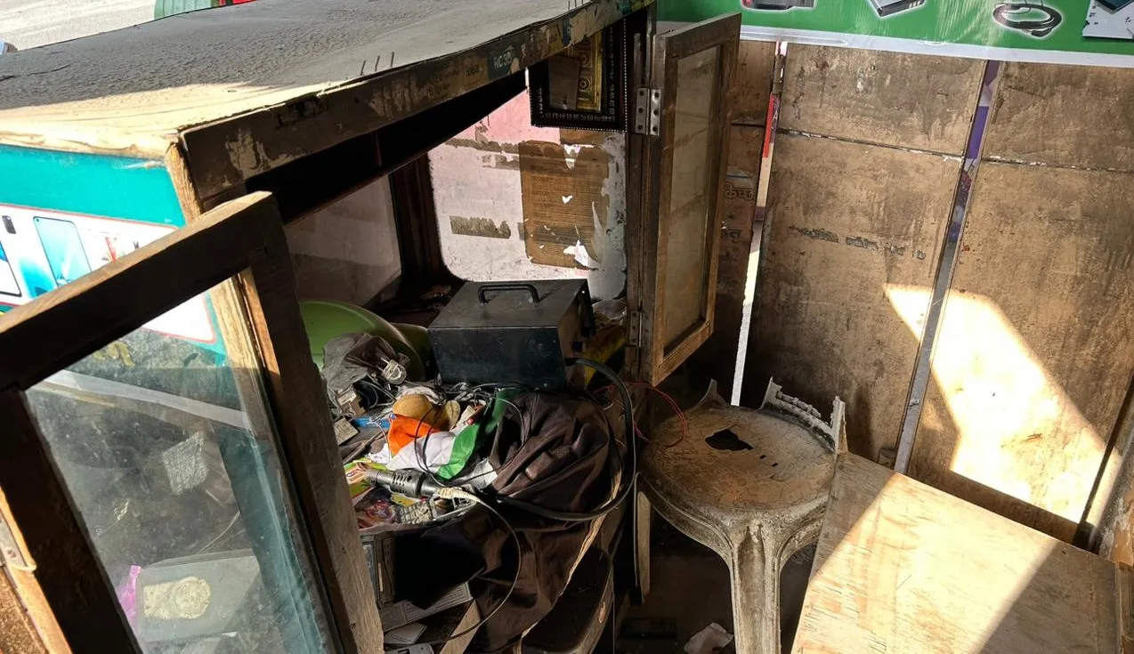 किच्छा: दिन-दहाड़े कम्युनिकेशन की दुकान से उड़ाया लाखों का माल 