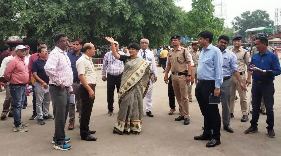 पीलीभीत: डीआरएम रेखा यादव ने किया विंडो ट्रेलिंग निरीक्षण