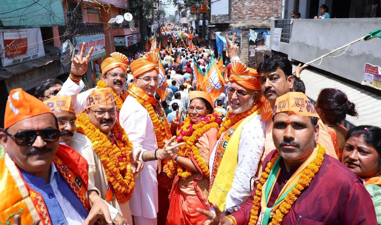शाहजहांपुर: भाजपा के रोड शो में खन्ना बने मेयर प्रत्याशी अर्चना के सारथी