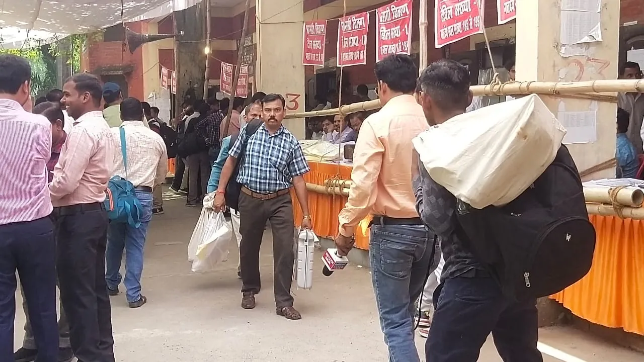 बरेली: 11 मई को होने वाले मतदान के लिए रवानगी स्थल पर पहुंचने लगीं पोलिंग पार्टियां