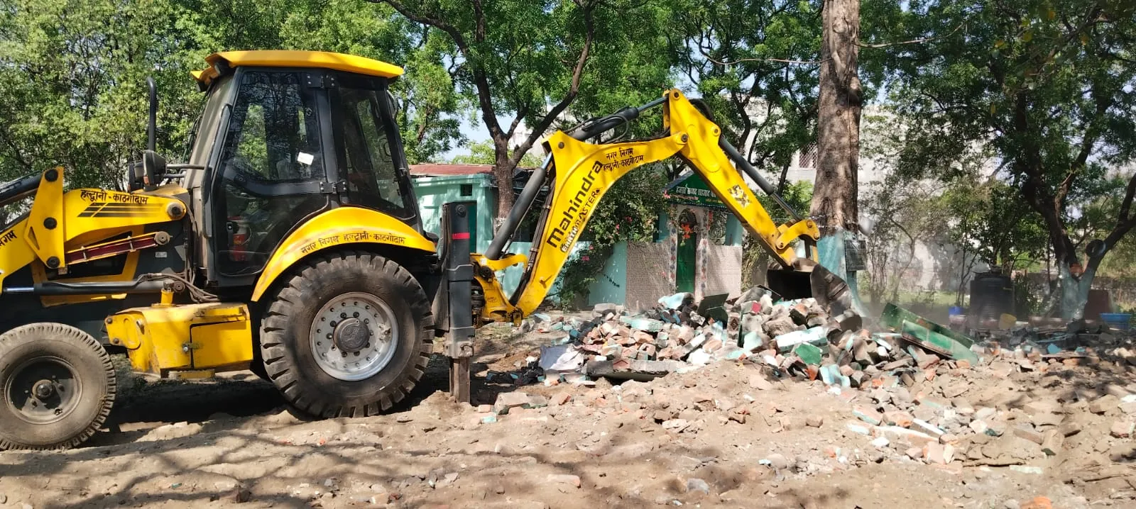 हल्द्वानी: जंगलात ने चीड़ डिपो में अवैध बने दो कमरे ढहाए 