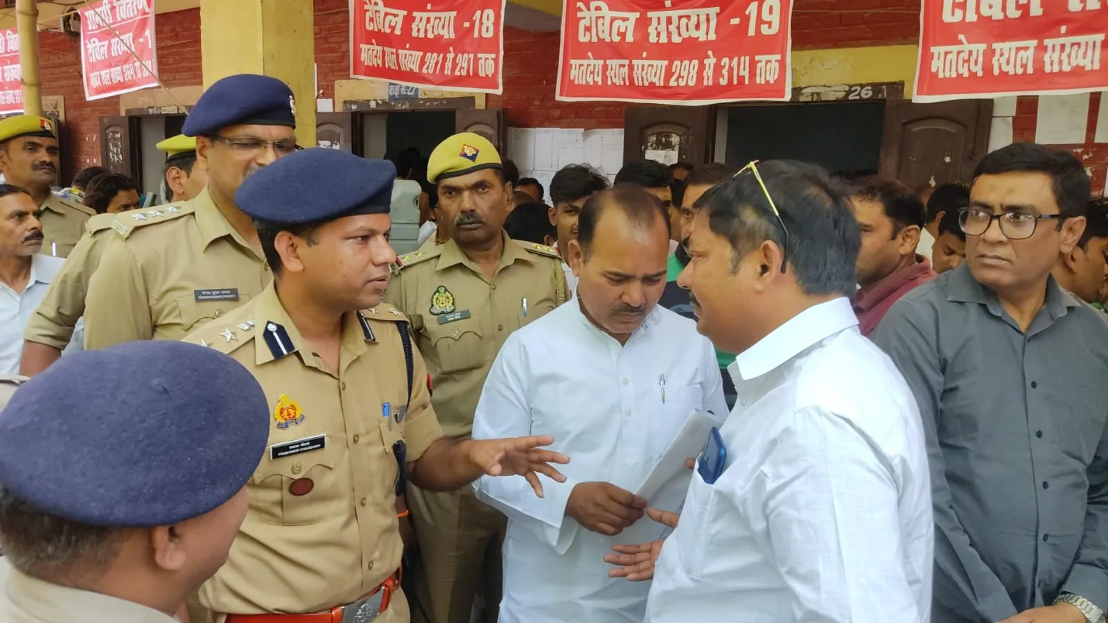 बरेली: ईवीएम में दब रहा सिर्फ कमल का बटन!, हंगामें के बाद मशीन को बदलवाया... सपाइयों ने लगाया आरोप