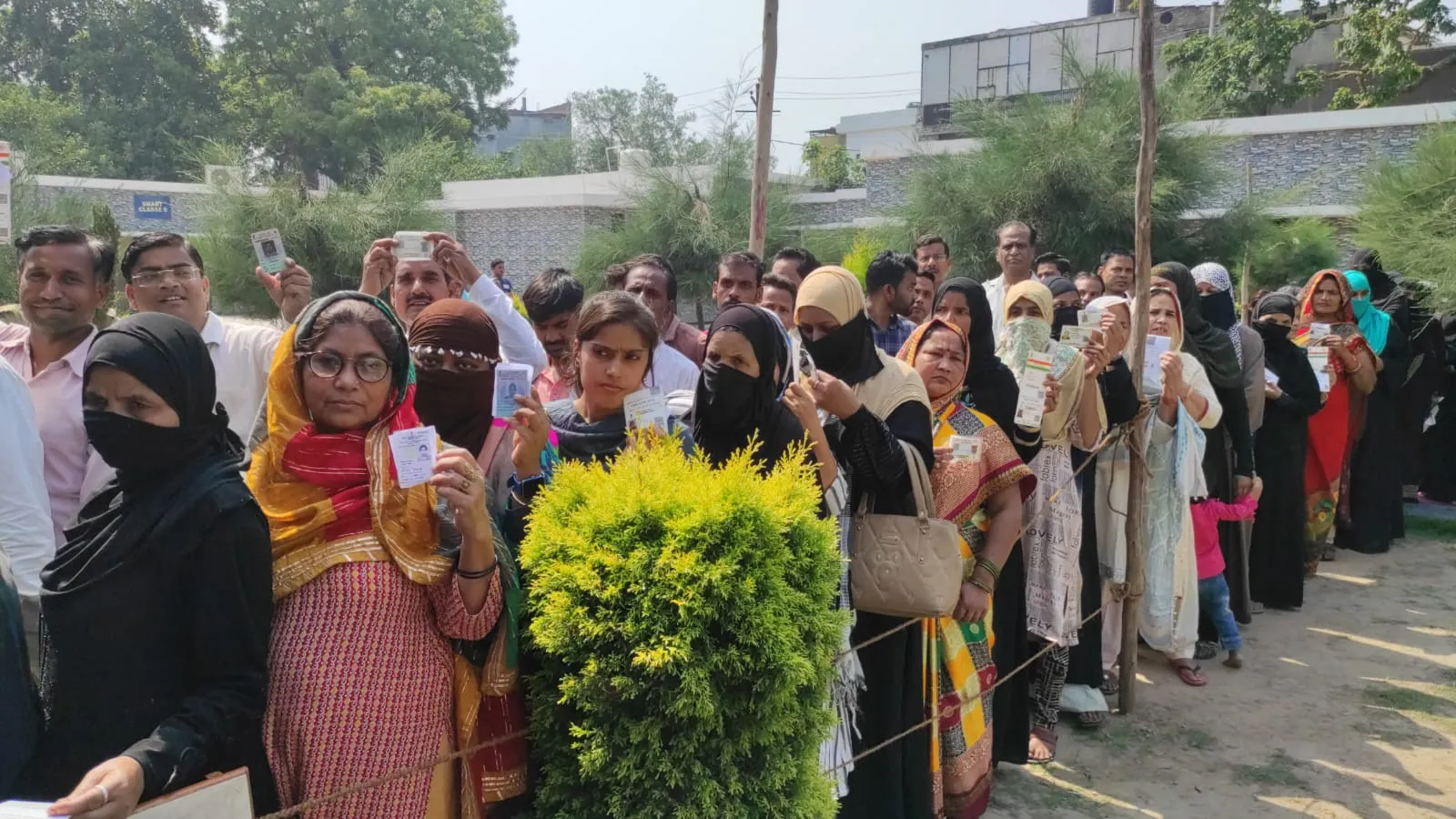 बरेली: मतदान को लेकर लोगों में उत्साह, सड़कों पर सन्नाटा 