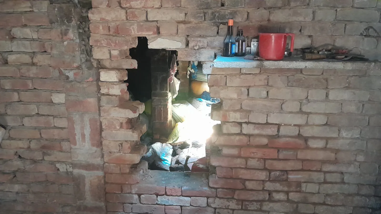 संभल: टेंट हाउस और घर में लगी भीषण आग, दंपति- बेटी को दीवार काटकर निकाला