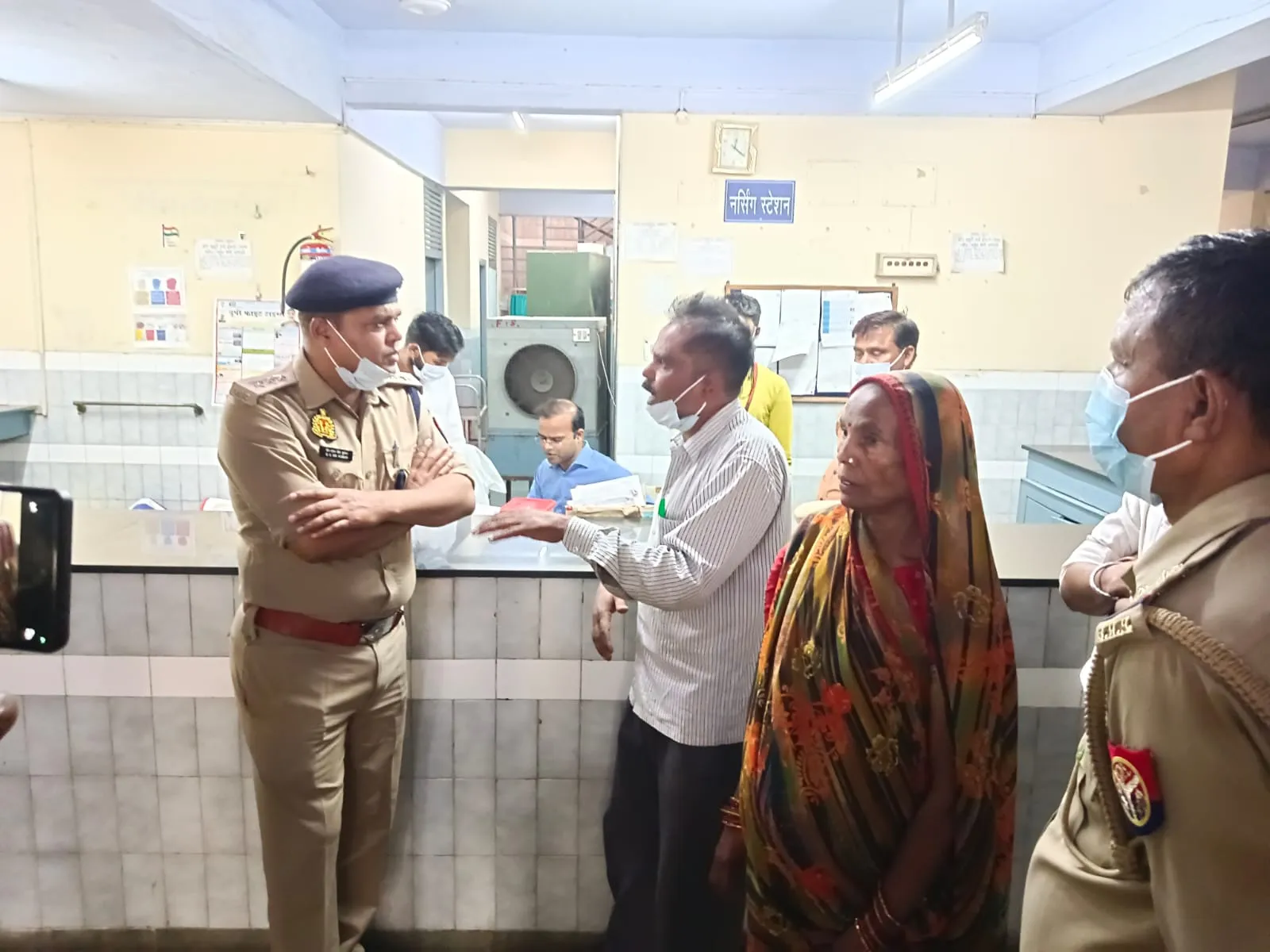 शाहजहांपुर: भाई के सामने युवती ने लगाई आग, दिल दहलाने वाला वीडियो वायरल