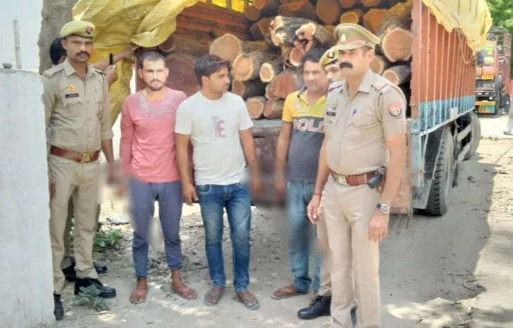 अमरोहा: खैर की लकड़ी से लदा वाहन पकड़ा, तीन गिरफ्तार
