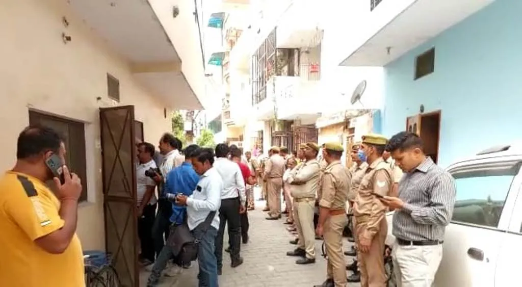 मेरठ: पति-पत्नी की गला काटकर हत्या, पुलिस और फॉरेंसिक टीम जांच में जुटी 