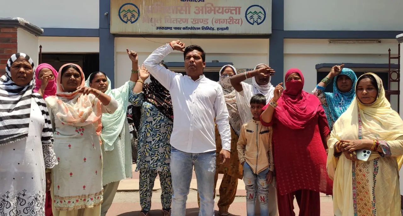 हल्द्वानी: एक तो गर्मी ऊपर से बिजली कटौती, लोगों का चढ़ा पारा...पहुंचे बिजली दफ्तर