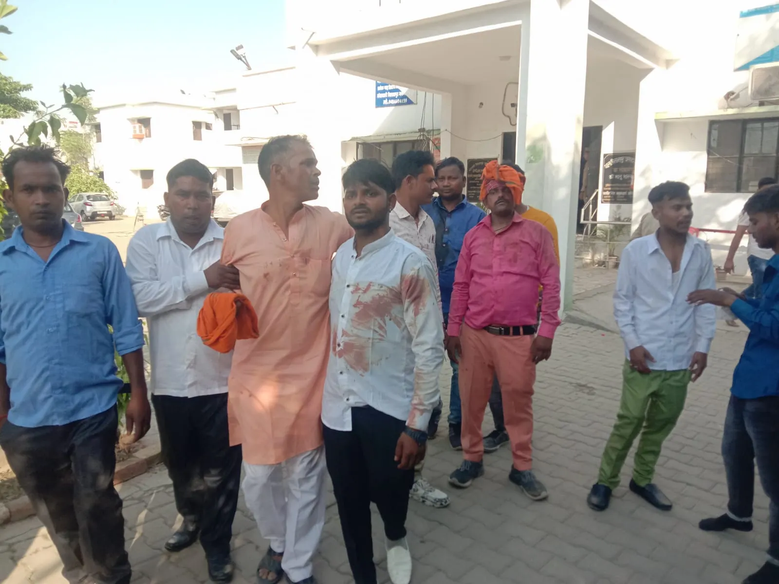 रामपुर: बारात में आई युवती से डीजे पर डांस कर रहे युवकों ने की छेड़खानी