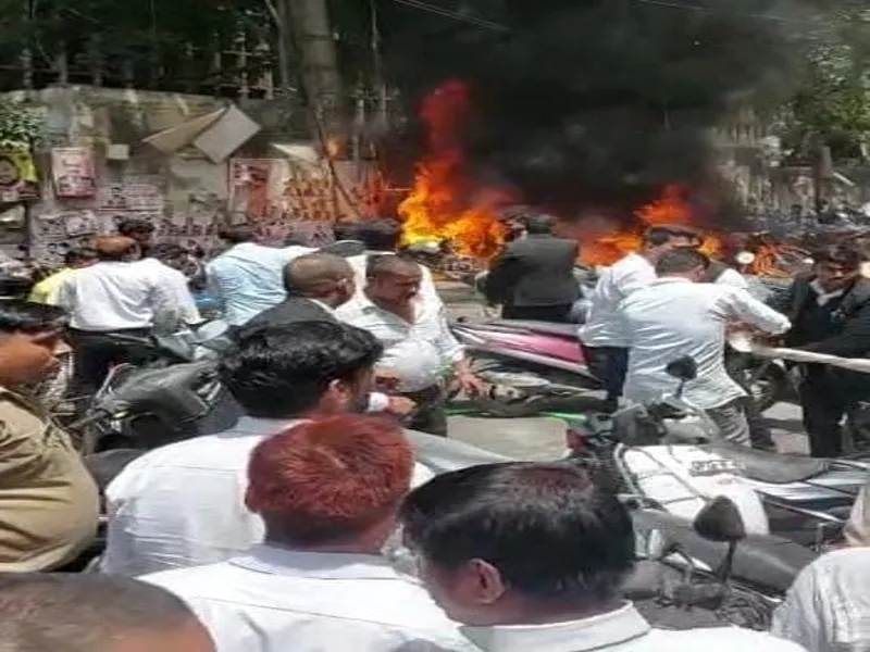 Lucknow : पुराने हाईकोर्ट परिसर के गेट पर लगी आग, कई गाड़ियां जलकर हुई खाक 