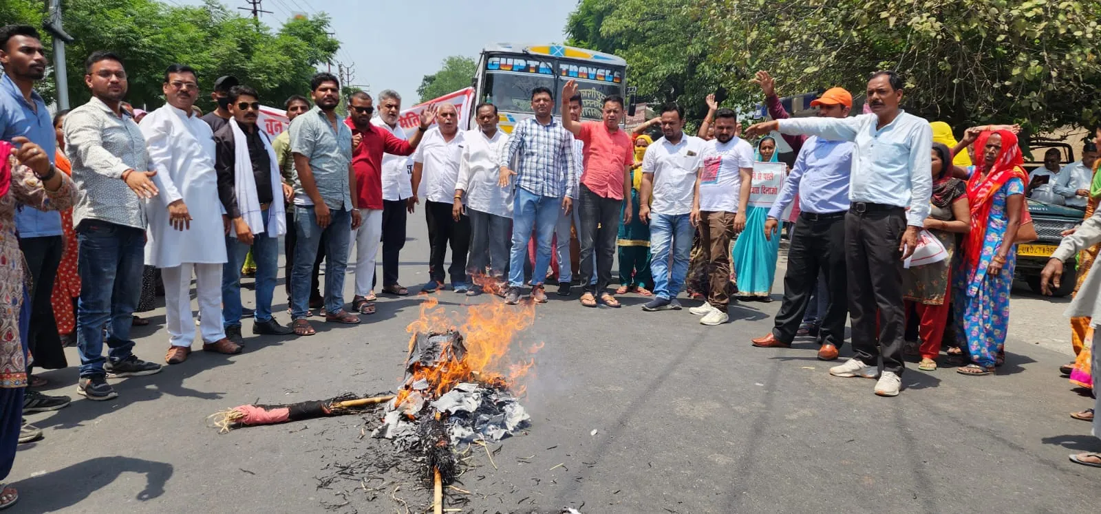 रामनगर: गुस्साए लोगों ने सीएम का किया पुतला दहन    