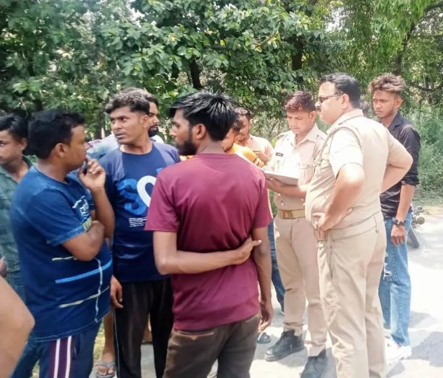 पीलीभीत: परीक्षा देकर लौट रही छात्राओं से दिनदहाड़े छेड़छाड़...ई-रिक्शा भी तोड़ा