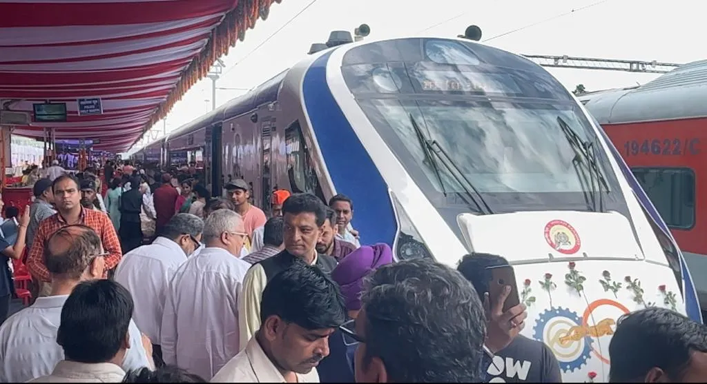 Vande Bharat Uttarakhand: प्रधानमंत्री ने हरी झंडी दिखा कर वंदे भारत को किया रवाना  