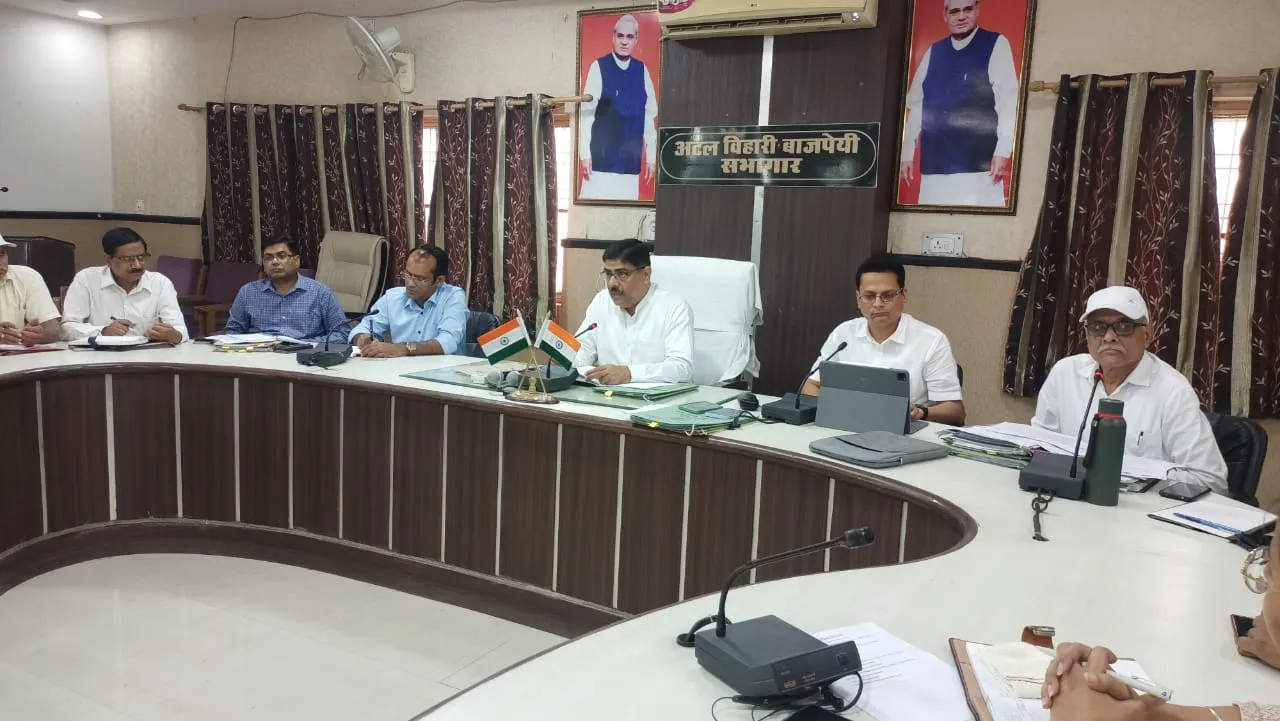 बदायूं: कलेक्ट्रेट सभागार में डीएम ने की बैठक, 38 ब्लैक स्पॉट किए गए चिन्हित 