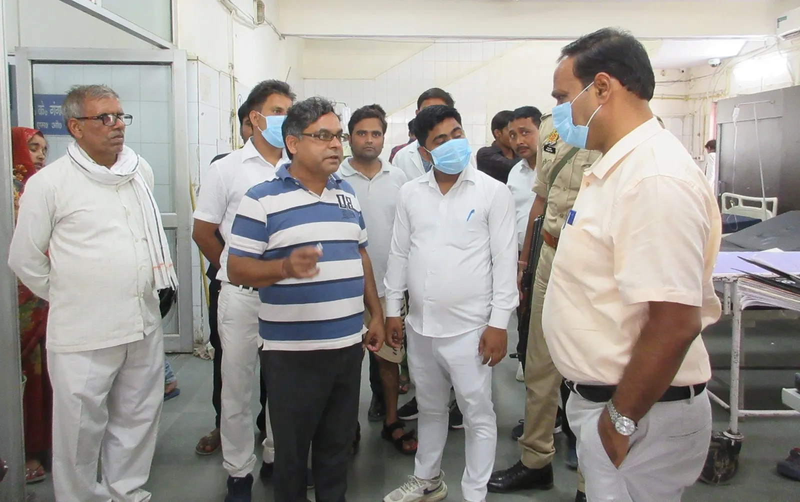 शाहजहांपुर: फर्श पर मरीजों को देख डीएम हुए खफा, 30 बेड बढ़ाने का दिया आदेश