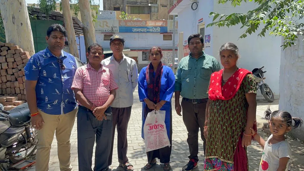 Bareilly: आरसीएल कंपनी के खिलाफ शिकायत करने थाने पहुंचे लोग, जानिए मामला