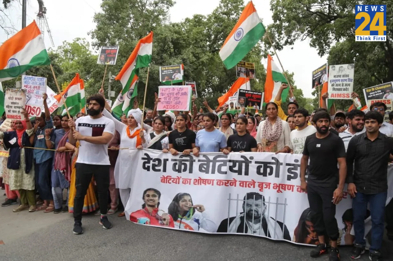 पहलवानों ने जंतर-मंतर से इंडिया गेट तक निकाला कैंडल मार्च, सत्यपाल मलिक और राकेश टिकैत रहे मौजूद