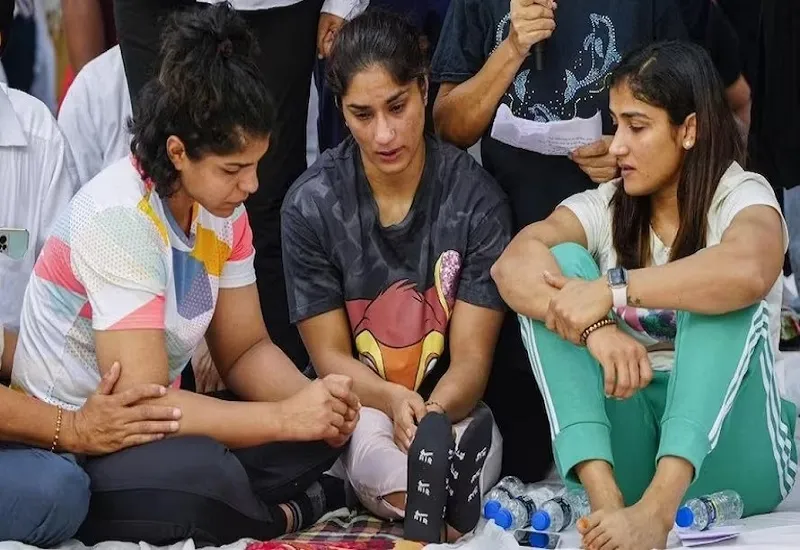 Wrestlers Protest : जंतर मंतर पर बवाल, बृजभूषण के खिलाफ धरने पर जुटे किसान, तोड़े पुलिस बैरिकेड...देखिए VIDEO  