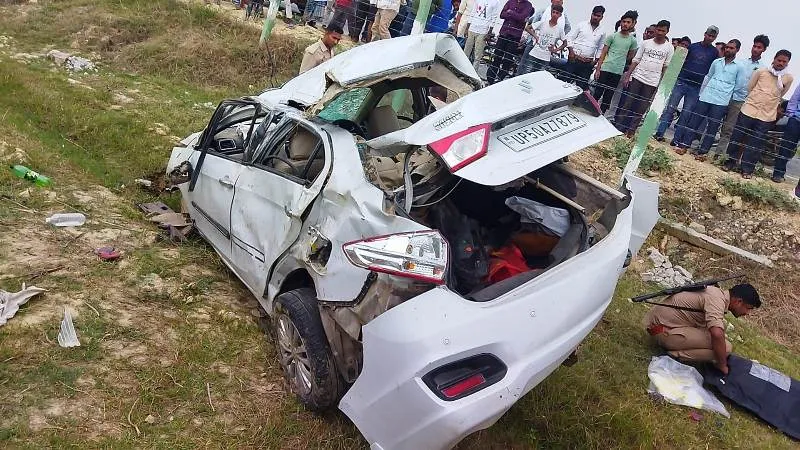सुलतानपुर : पूर्वांचल एक्सप्रेसवे पर कार पलटी, दंपति की मौत
